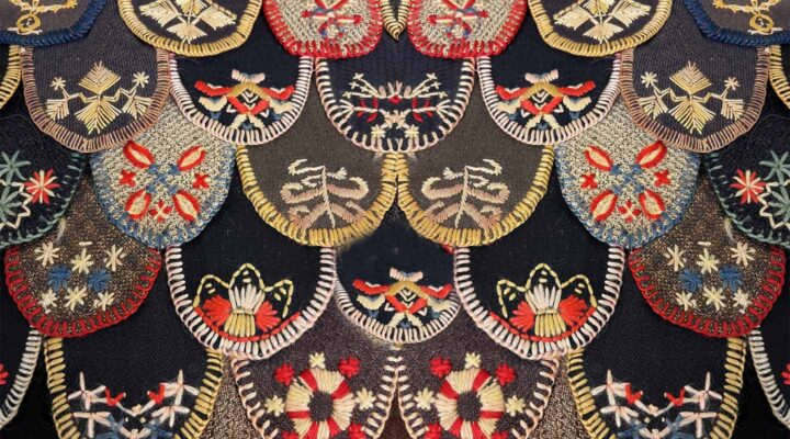 Broderade lappar i ollika tyg och olika färger av tråd.