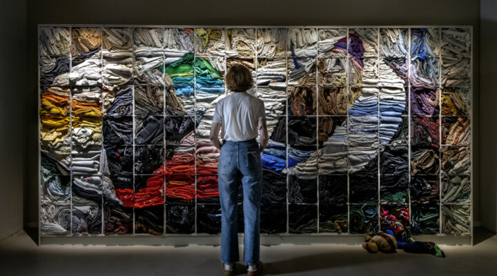 En stor hylla fylld med tyg som bildar ett mönster, föreställande evighetssymbol.