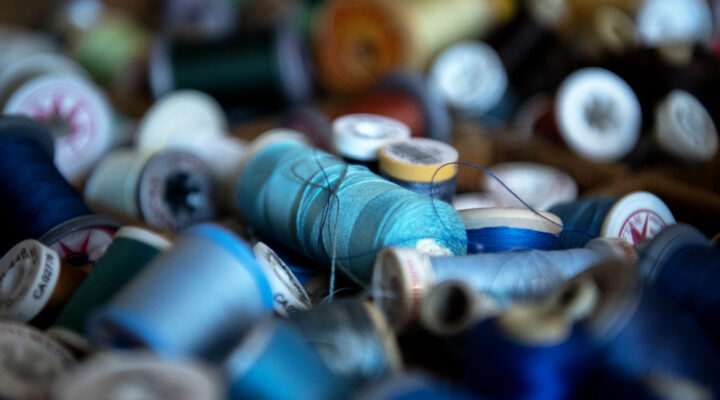 Närbild på blå trådrullar